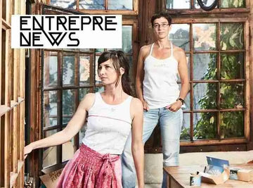Porträt der Gründerinnen von Ein schöner Fleck Erde in einem lichtdurchfluteten Raum – Aufnahme für das Magazin „EntrepreNews“ über kreative Unternehmerinnen aus Österreich.