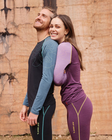 Funktionswäsche aus Merinowolle und Tencel von EIN SCHÖNER FLECK ERDE, Foto von  zwei Modell mit Unterwäsche im Steinbruch