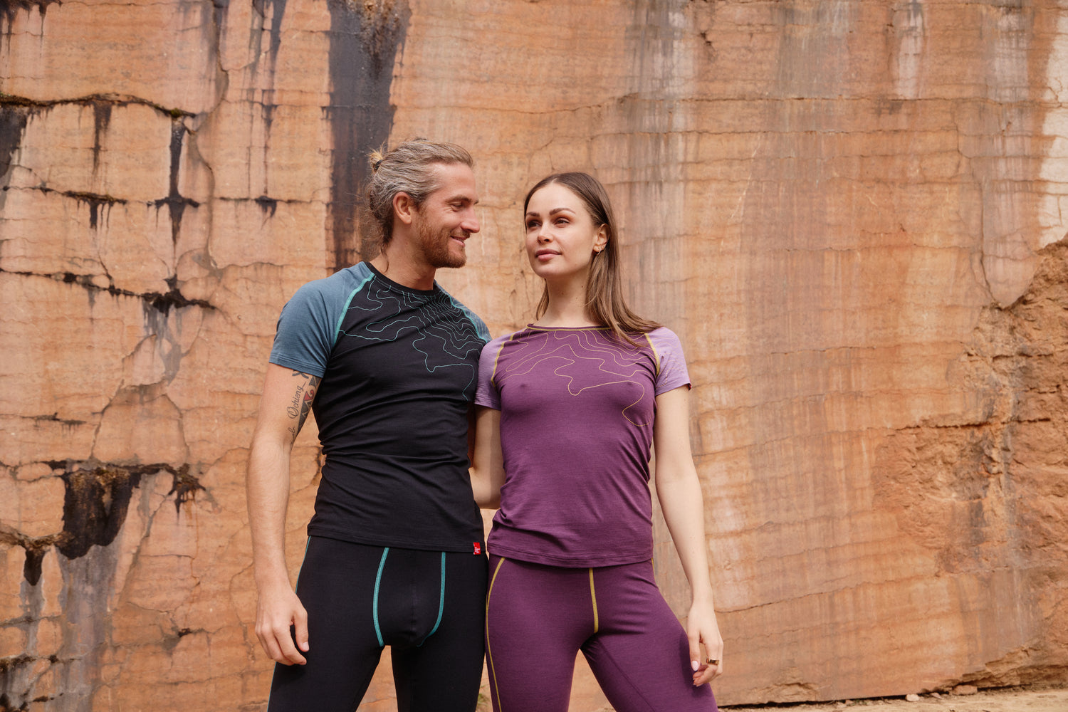 Funktionswäsche aus Merinowolle und Tencel von EIN SCHÖNER FLECK ERDE, Foto von  zwei Modell mit Unterwäsche im Steinbruch