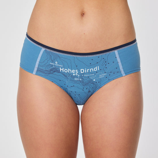 Vorderansicht einer blauen Damen-Hipster-Unterhose mit schwarzem Bund. Auf dem Stoff ist eine topografische Karte mit dem Aufdruck „Hohes Dirndl“ in Weiß zu sehen.