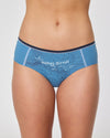 Vorderansicht einer blauen Damen-Hipster-Unterhose mit schwarzem Bund. Auf dem Stoff ist eine topografische Karte mit dem Aufdruck „Hohes Dirndl“ in Weiß zu sehen.