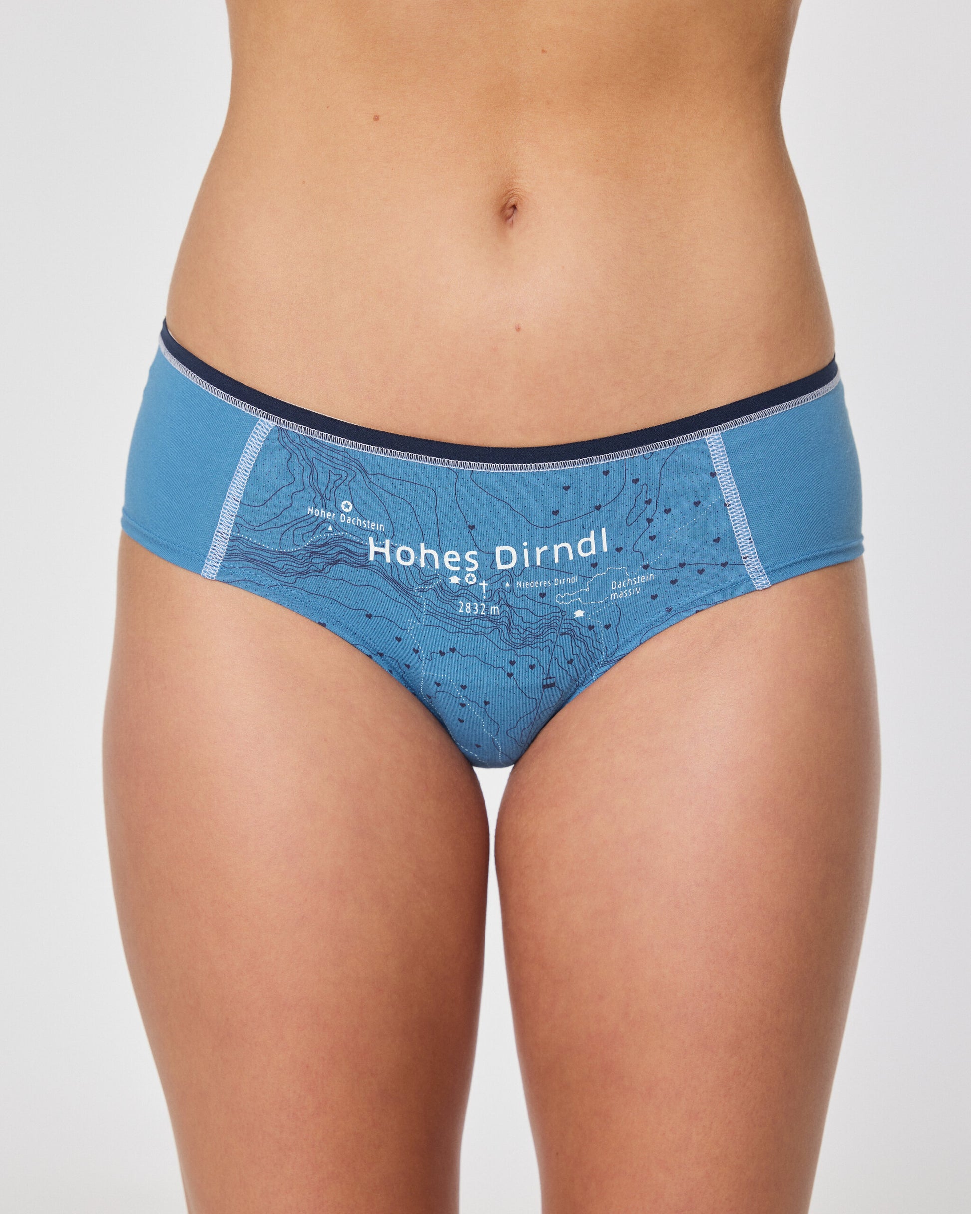 Vorderansicht einer blauen Damen-Hipster-Unterhose mit schwarzem Bund. Auf dem Stoff ist eine topografische Karte mit dem Aufdruck „Hohes Dirndl“ in Weiß zu sehen.