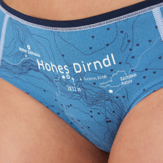 Detailaufnahme einer blauen Damen-Hipster-Unterhose mit topografischem Kartendruck. Im Zentrum steht die Beschriftung „Hohes Dirndl“ mit umliegenden geografischen Angaben wie „Hoher Dachstein“ und „Dachsteinmassiv“.