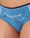 Detailaufnahme einer blauen Damen-Hipster-Unterhose mit topografischem Kartendruck. Im Zentrum steht die Beschriftung „Hohes Dirndl“ mit umliegenden geografischen Angaben wie „Hoher Dachstein“ und „Dachsteinmassiv“.