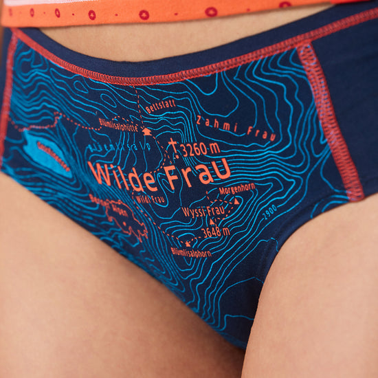 Damenhipster Wilde Frau in Tiefblau mit topografischem Kartenmotiv vorne
