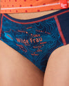Damenhipster Wilde Frau in Tiefblau mit topografischem Kartenmotiv vorne