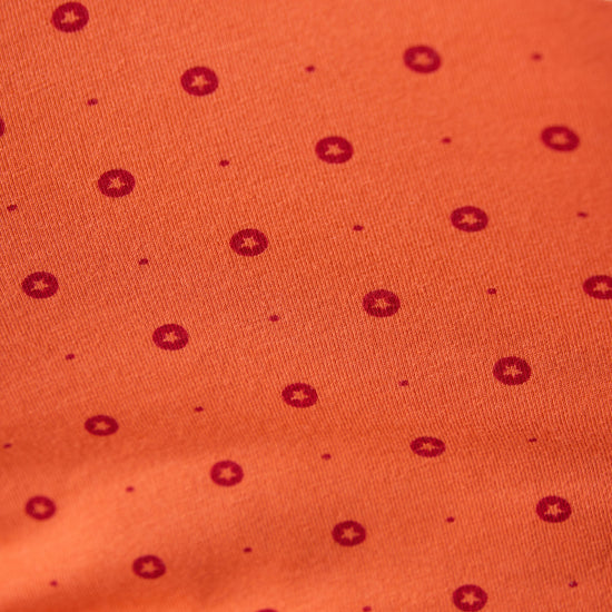 Detailaufnahme orangefarbener Stoff mit rotem Punktmuster