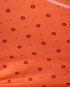 Detailaufnahme orangefarbener Stoff mit rotem Punktmuster