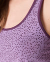 Detailaufnahme eines lilafarbenen Tops von Ein schöner Fleck Erde mit dunkelviolettem Dreiecksmuster und eingefasstem Halsausschnitt