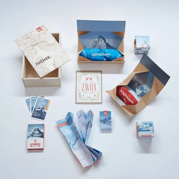 Geschenkboxen und Verpackungen von Ein schöner Fleck Erde mit Matterhorn- und Jungfraujoch-Unterwäsche – nachhaltige Alpen-Edition mit Karte, Holzbox und detailreichem Verpackungsdesign.