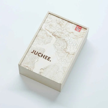 Geschenkbox „JUCHEE.“ von Ein schöner Fleck Erde mit eingeprägtem Alpenrelief – stilvolle Holzbox für Unterwäsche oder Geschenksets im alpinen Design.