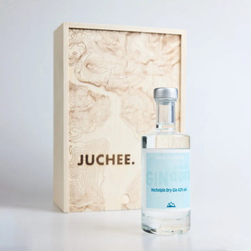 Geschenkset „JUCHEE.“ von Ein schöner Fleck Erde mit Holzbox im Alpenrelief und Flasche Hochalpin Dry Gin – stilvolle Kombination aus Design und regionalem Genuss.