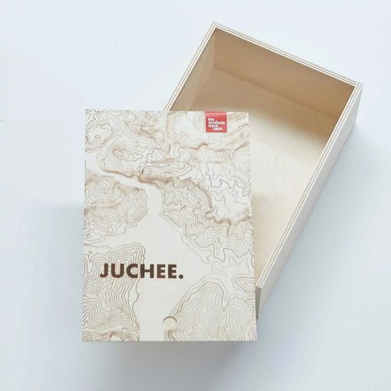 Holz-Geschenkbox mit Deckel und JUCHEE-Aufdruck, gestaltet mit topografischem Linienmuster
