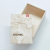 Holz-Geschenkbox mit Deckel und JUCHEE-Aufdruck, gestaltet mit topografischem Linienmuster