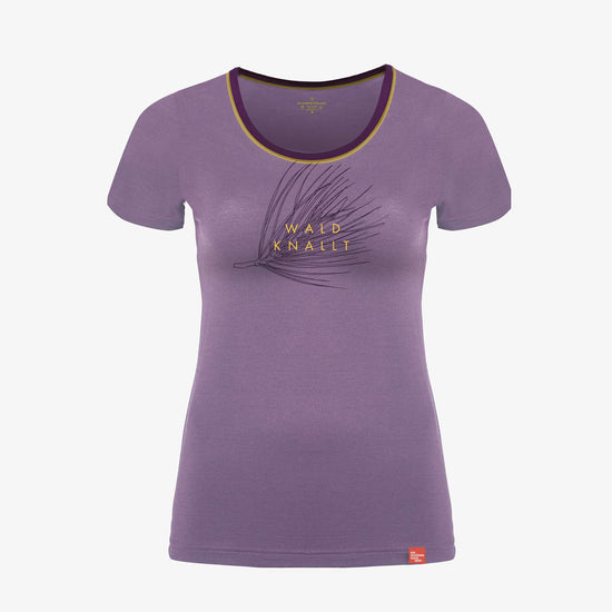 Lilafarbenes Damen-T-Shirt mit gelbem Schriftzug Wald knallt und feinem Zweigmotiv von Ein schöner Fleck Erde, Produktfoto auf weißem Hintergrund