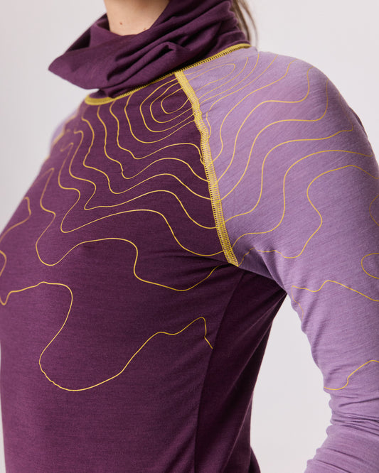 Detailaufnahme eines violetten Langarmshirts mit lilafarbenen Ärmeln und gelben Linienmustern von Ein schöner Fleck Erde
