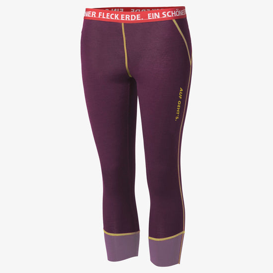 Violette 3/4-Funktionshose von Ein schöner Fleck Erde mit gelben Nähten, lilafarbenen Beinabschlüssen und rotem Bund mit Schriftzug ‚EIN SCHÖNER FLECK ERDE‘