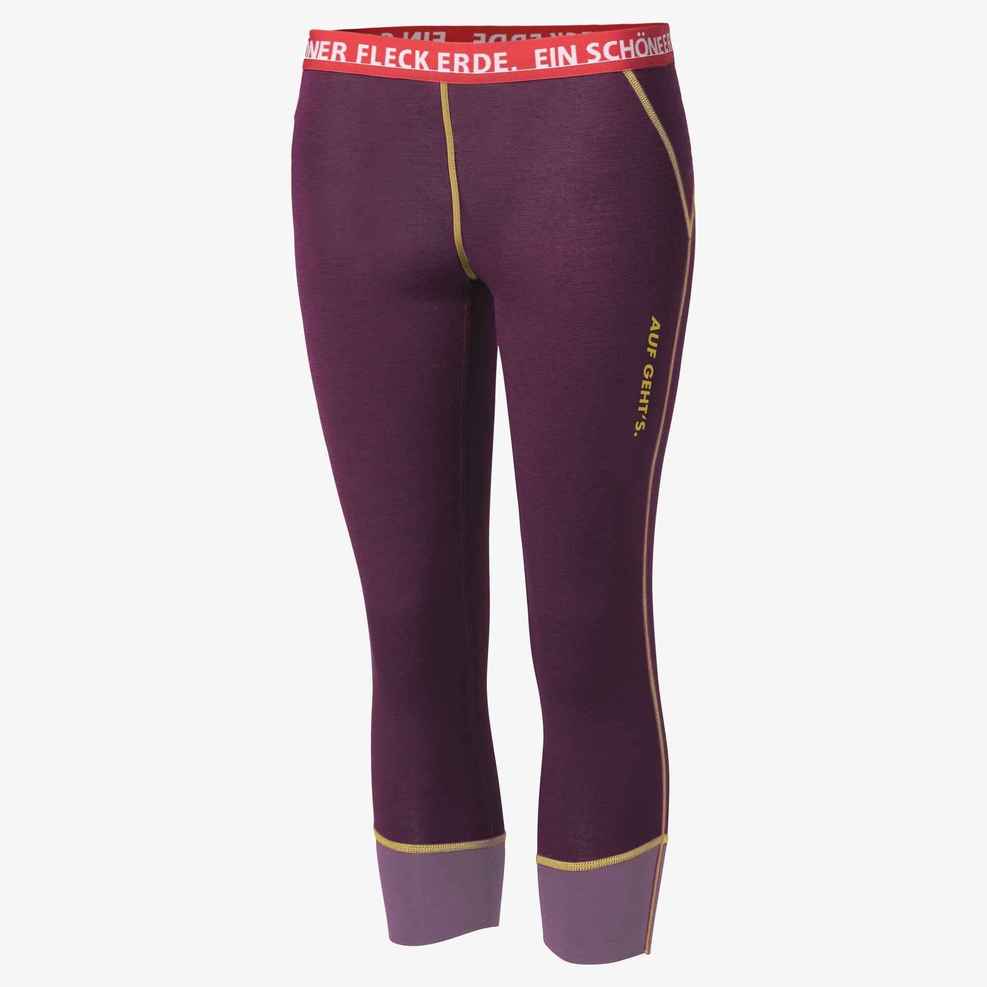 Violette 3/4-Funktionshose von Ein schöner Fleck Erde mit gelben Nähten, lilafarbenen Beinabschlüssen und rotem Bund mit Schriftzug ‚EIN SCHÖNER FLECK ERDE‘