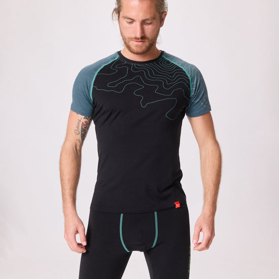 Unterwäsche aus Merinowolle und Tencel von EIN SCHÖNER FLECK ERDE, Studiofoto von einem männlich Modell mit Funktionswäsche 