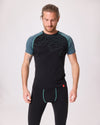 Unterwäsche aus Merinowolle und Tencel von EIN SCHÖNER FLECK ERDE, Studiofoto von einem männlich Modell mit Funktionswäsche 