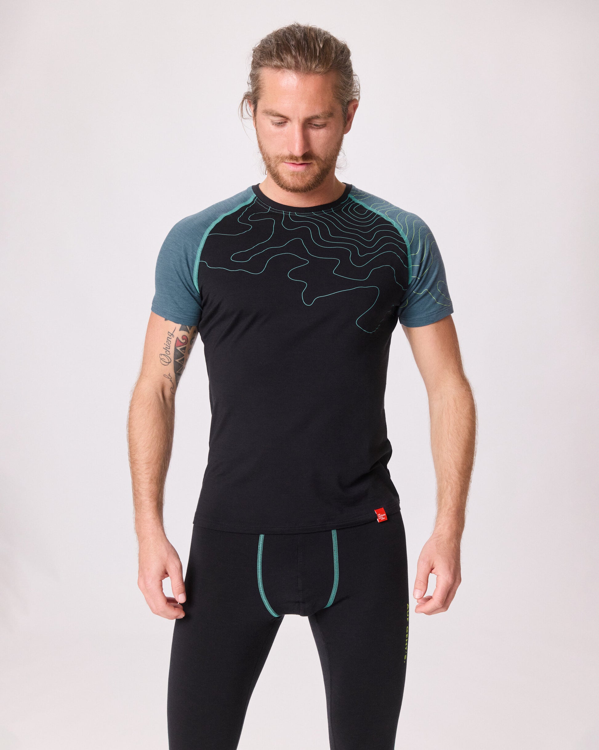 Unterwäsche aus Merinowolle und Tencel von EIN SCHÖNER FLECK ERDE, Studiofoto von einem männlich Modell mit Funktionswäsche 