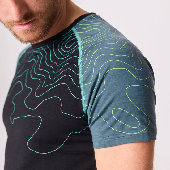 Unterwäsche aus Merinowolle und Tencel von EIN SCHÖNER FLECK ERDE, Studiofoto von einem männlich Modell mit Funktionswäsche 