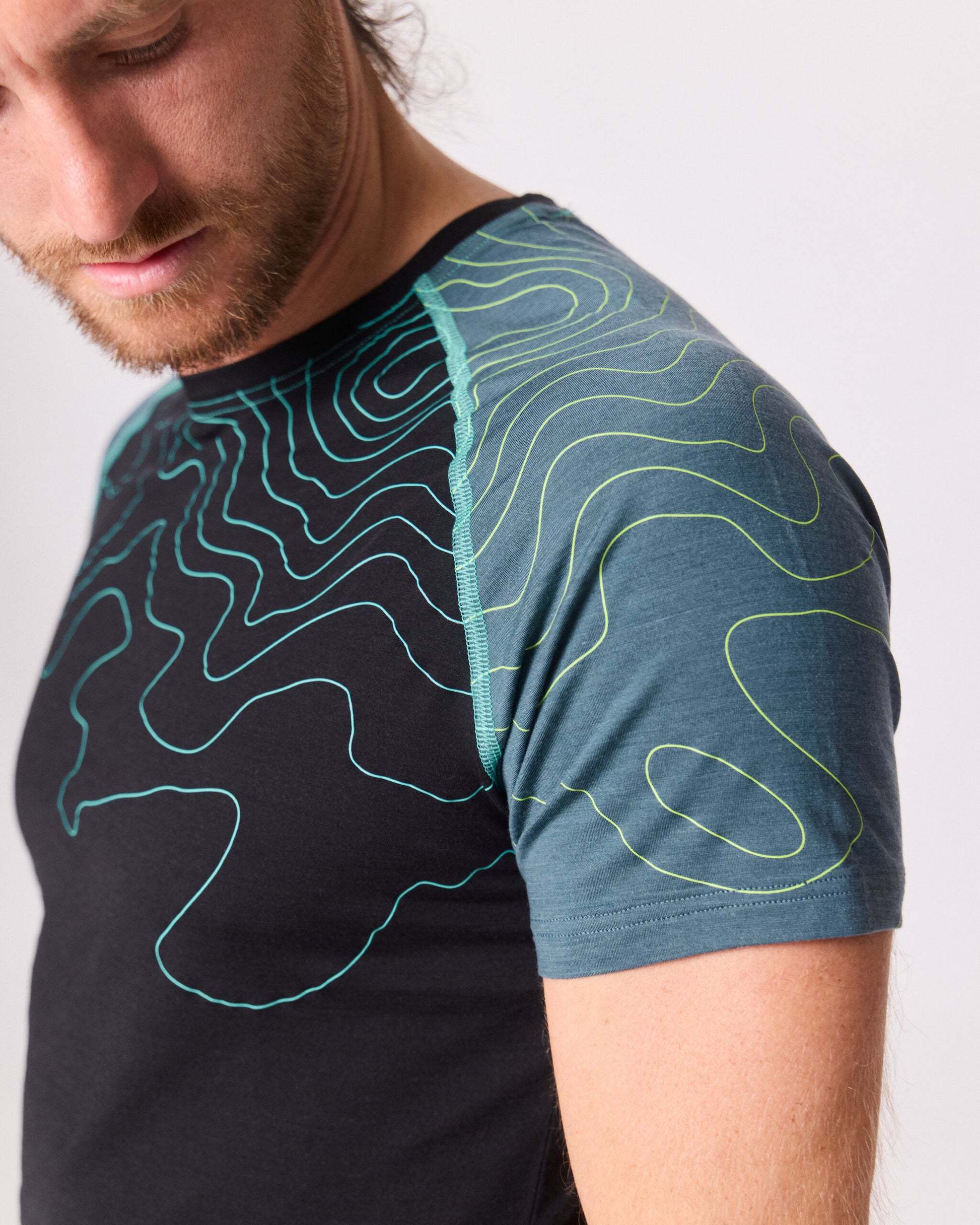 Unterwäsche aus Merinowolle und Tencel von EIN SCHÖNER FLECK ERDE, Studiofoto von einem männlich Modell mit Funktionswäsche 