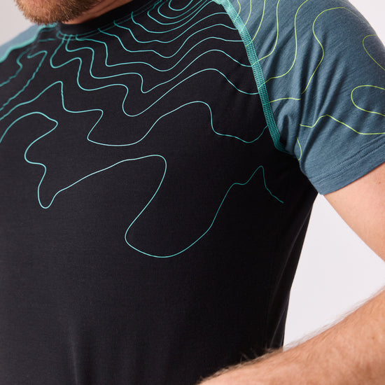 Unterwäsche aus Merinowolle und Tencel von EIN SCHÖNER FLECK ERDE, Studiofoto von einem männlich Modell mit Funktionswäsche, Detailansicht shirt