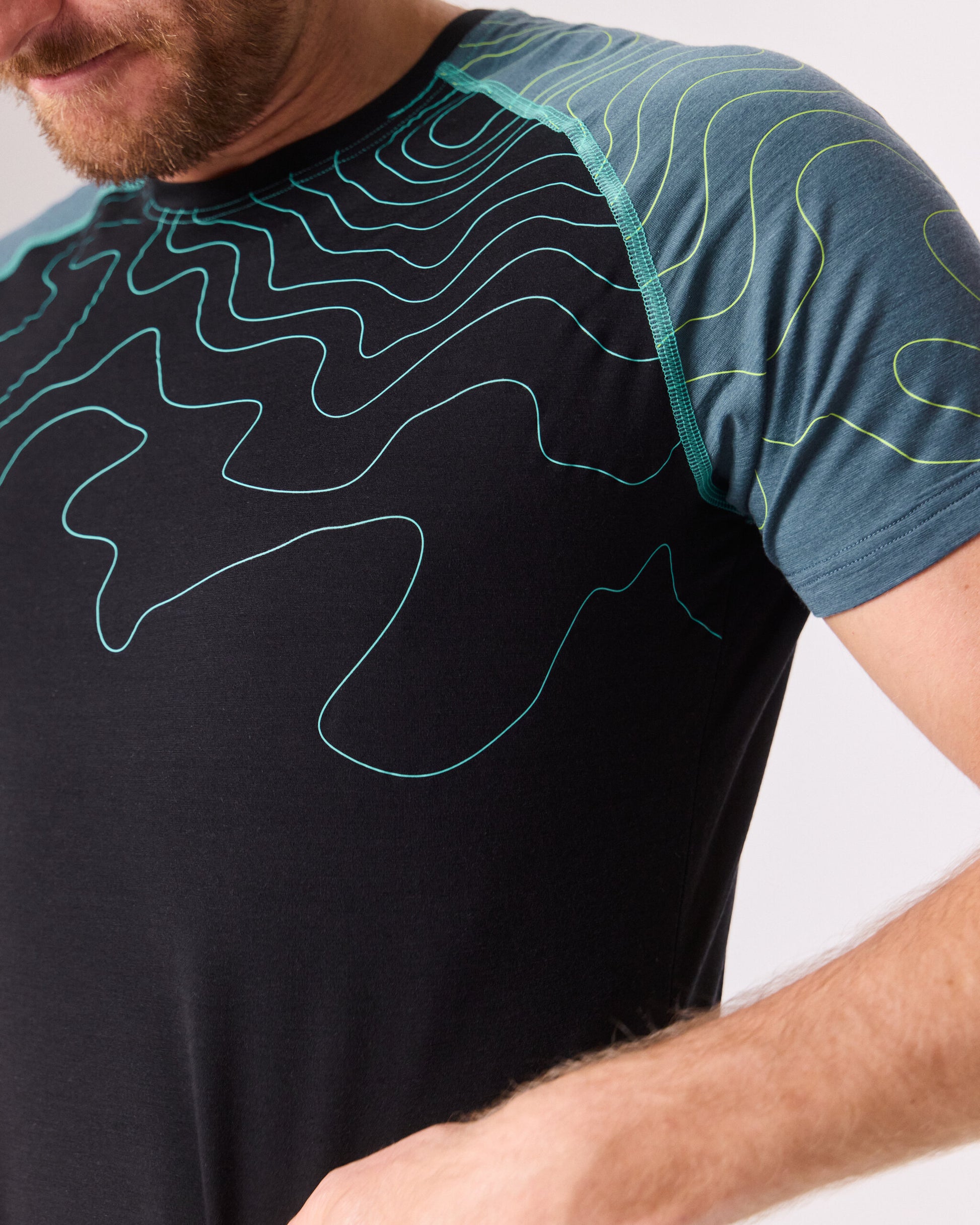 Unterwäsche aus Merinowolle und Tencel von EIN SCHÖNER FLECK ERDE, Studiofoto von einem männlich Modell mit Funktionswäsche, Detailansicht shirt