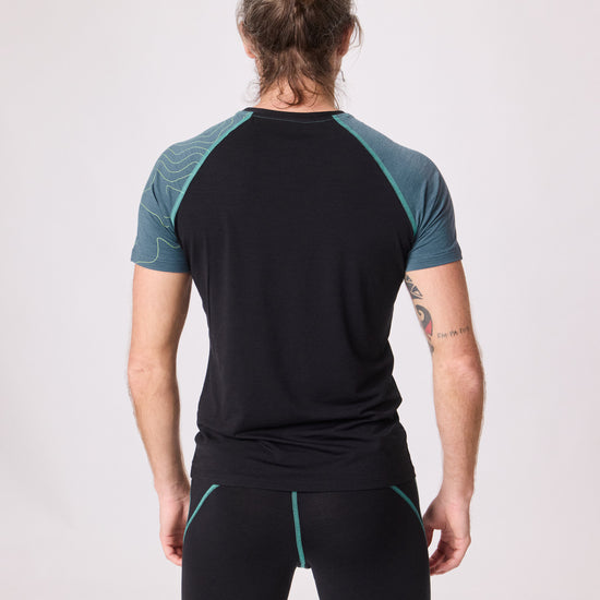 Unterwäsche aus Merinowolle und Tencel von EIN SCHÖNER FLECK ERDE, Studiofoto von einem männlich Modell mit Funktionswäsche, Ansicht von hinten