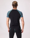 Unterwäsche aus Merinowolle und Tencel von EIN SCHÖNER FLECK ERDE, Studiofoto von einem männlich Modell mit Funktionswäsche, Ansicht von hinten