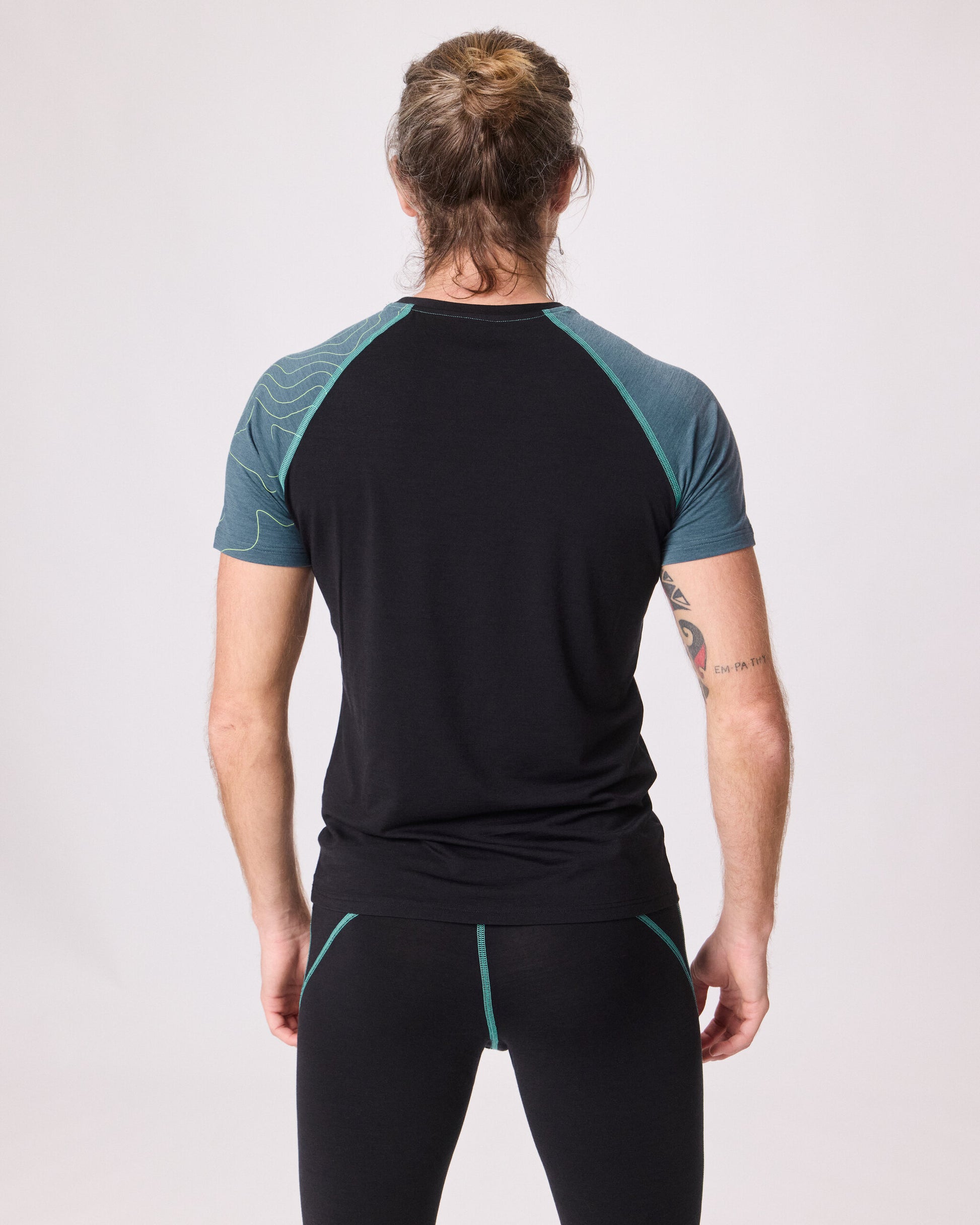 Unterwäsche aus Merinowolle und Tencel von EIN SCHÖNER FLECK ERDE, Studiofoto von einem männlich Modell mit Funktionswäsche, Ansicht von hinten