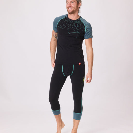 Unterwäsche aus Merinowolle und Tencel von EIN SCHÖNER FLECK ERDE, Studiofoto von einem männlich Modell mit Funktionswäsche 