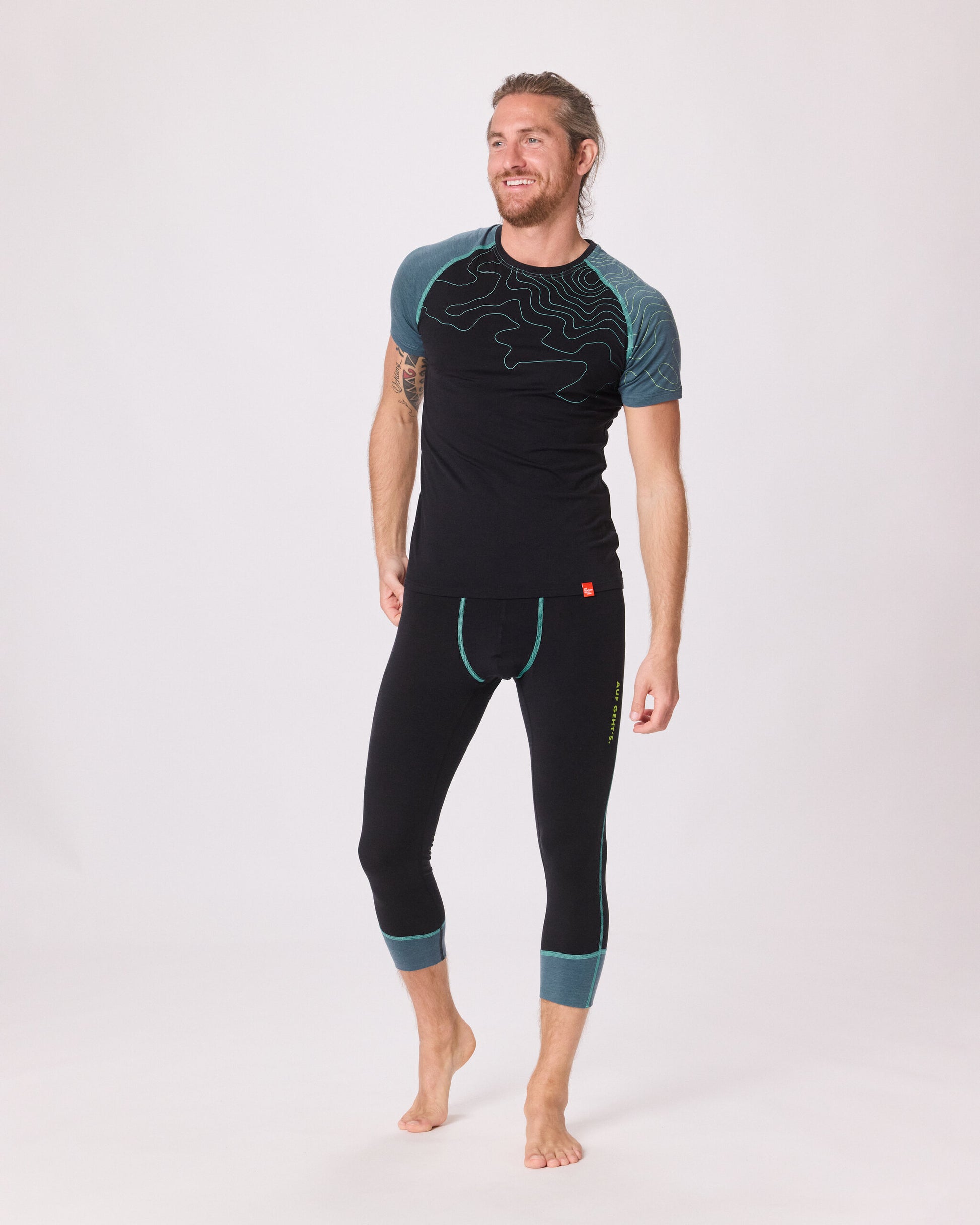Unterwäsche aus Merinowolle und Tencel von EIN SCHÖNER FLECK ERDE, Studiofoto von einem männlich Modell mit Funktionswäsche 
