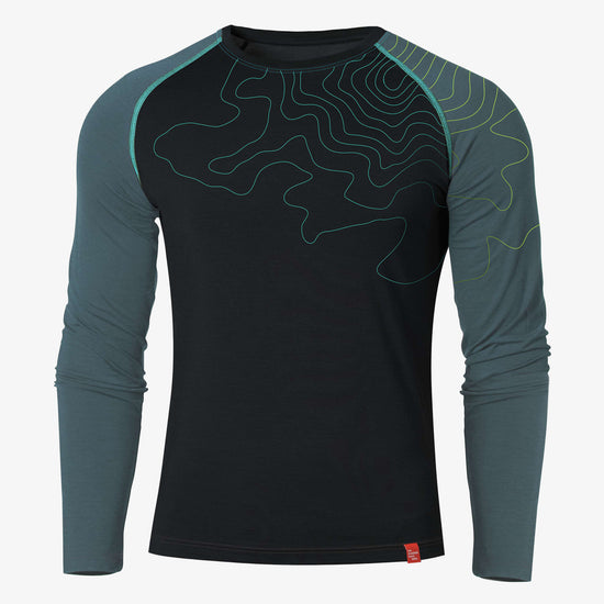 Dunkelblaues Langarmshirt mit hellblauen Ärmeln und Linienmuster auf der Vorderseite, Produktfoto von Ein schöner Fleck Erde vor hellem Hintergrund