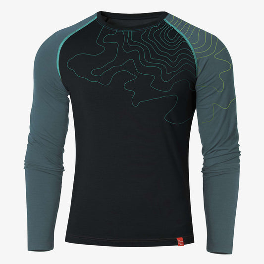 Dunkelblaues Langarmshirt mit hellblauen Ärmeln und Linienmuster auf der Vorderseite, Produktfoto von Ein schöner Fleck Erde vor hellem Hintergrund