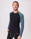 Mann trägt schwarzes Langarmshirt mit türkisfarbenen Ärmeln und Linienmuster von Ein schöner Fleck Erde, Studioaufnahme mit hellem Hintergrund