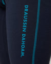 Detailaufnahme einer dunkelblauen Funktionsleggings mit türkisfarbener Naht und seitlichem Aufdruck ‚DRAUSSEN DAHOAM‘ von Ein schöner Fleck Erde.