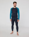 Mann trägt dunkelblaue Funktionsleggings und langärmliges Shirt mit blauen Ärmeln und rotem Schriftzug ‚Kopf frei, hier spielt das Leben‘ von Ein schöner Fleck Erde.