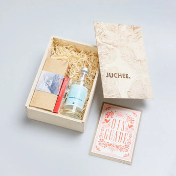 Geschenkset „JUCHEE.“ von Ein schöner Fleck Erde mit Hochalpin Dry Gin, nachhaltiger Unterwäsche und Grußkarte „Ois Guade“ – elegantes alpines Geschenk für besondere Anlässe.